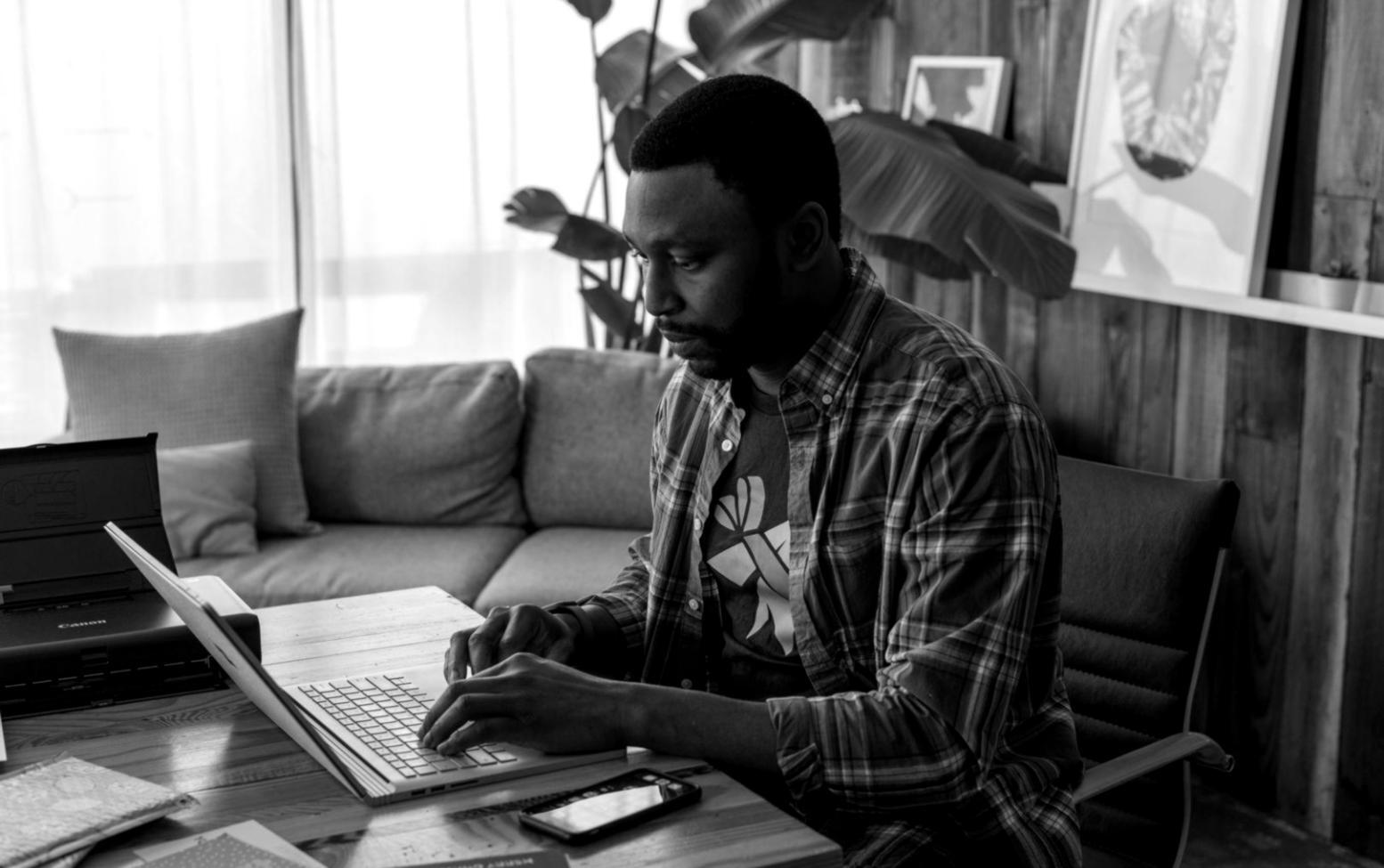 Équipe de travail analysant des données financières